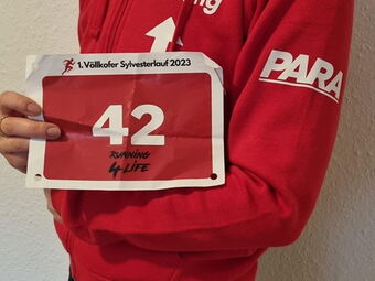 Carina Schneider mit der Startnummer 42 beim 1.Silvesterlauf in Völlkofen