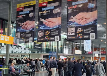 Bereits in Eingangsbereich der AMB 2024 hängen die ersten Plakate der ISCAR-Neuheiten.