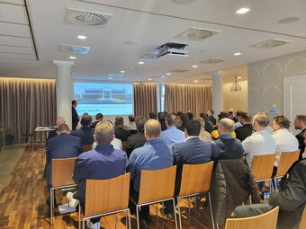 Detlef Schneider (Geschäftsführender Gesellschafter) eröffnet den Technologie-Nachmittag.